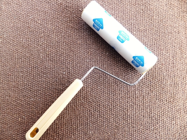 シロアリを粘着テープで取る